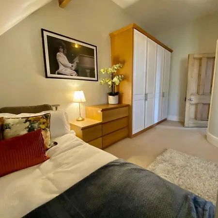 Peaceful Lakeside Loft Homestay