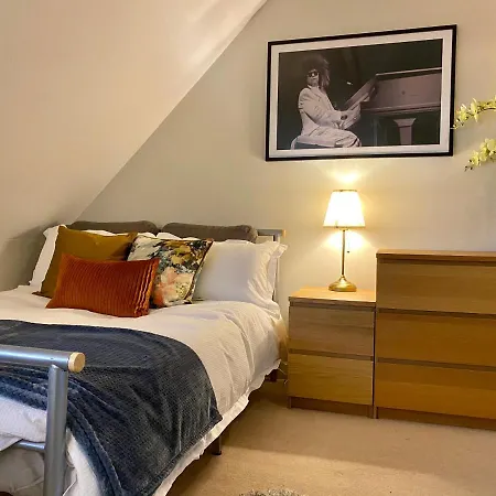 Peaceful Lakeside Loft בית אירוח