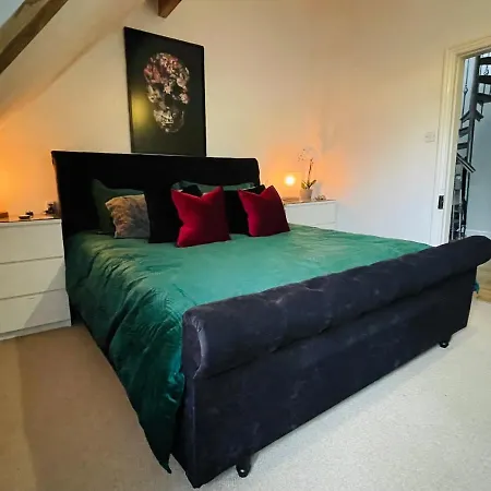 Peaceful Lakeside Loft Homestay *