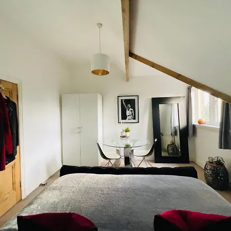 בית אירוח Peaceful Lakeside Loft